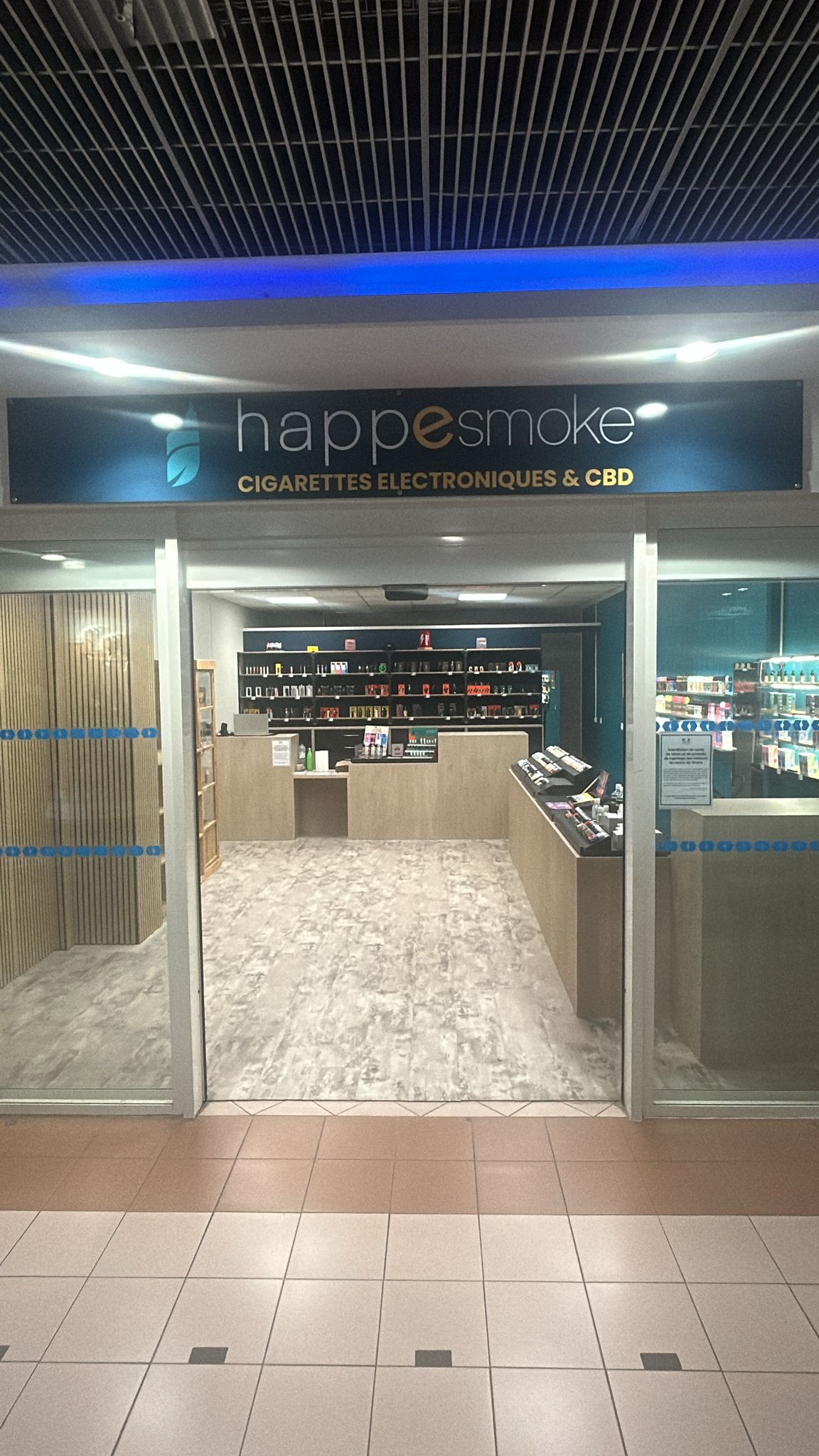 Vitrine du magasin HappeSmoke Alès